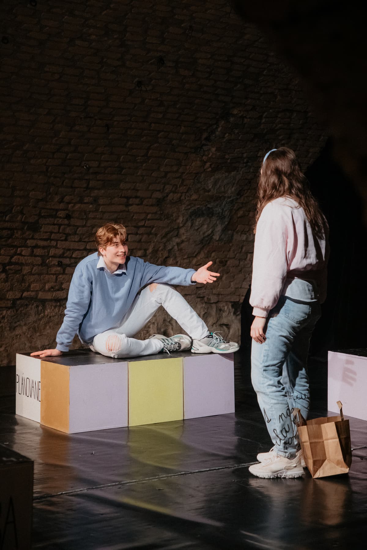 Publikum sledující představení Volba