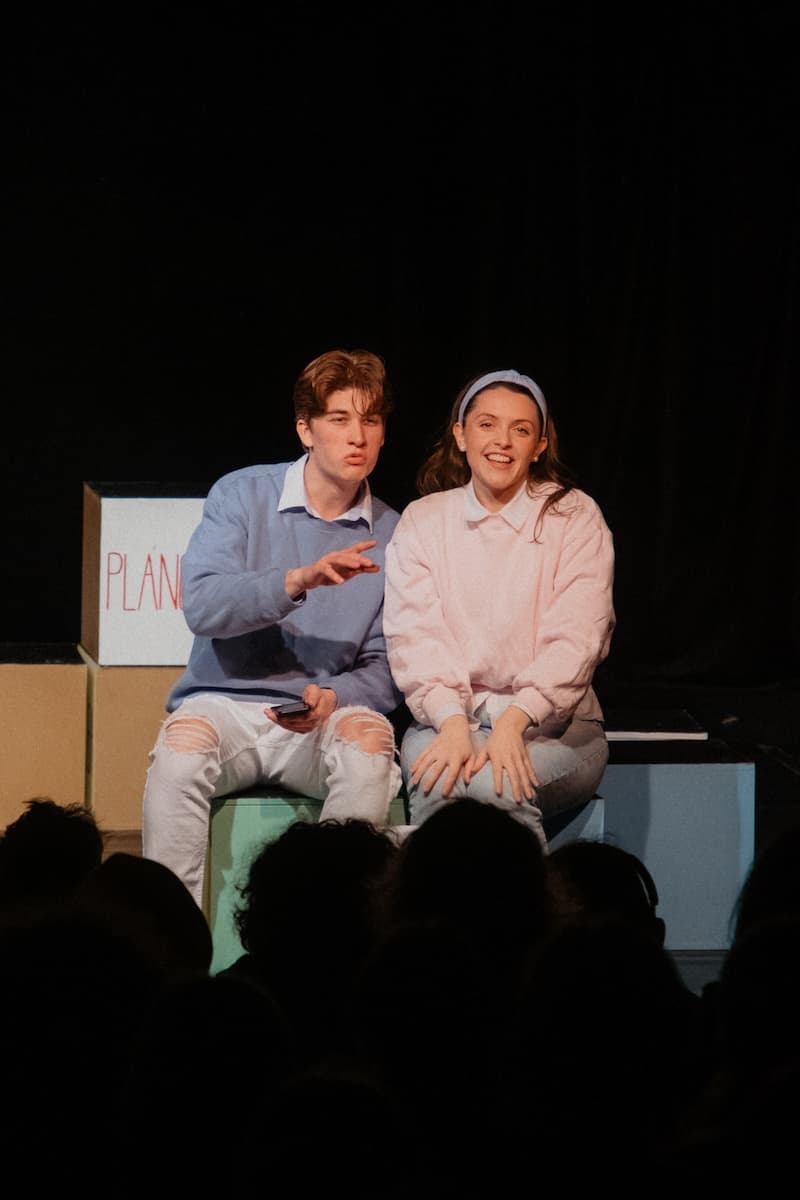 Lidé různého věku diskutující o kariérních cestách